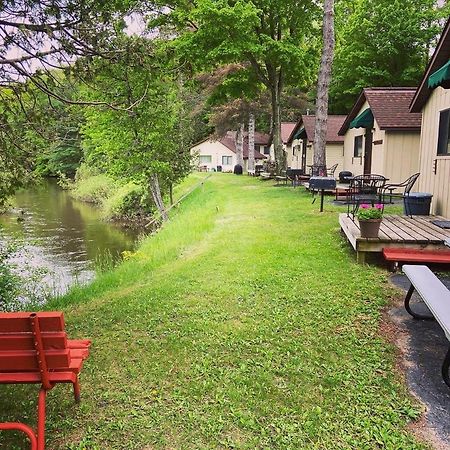 Betsie Riverside Resort Benzonia Екстериор снимка