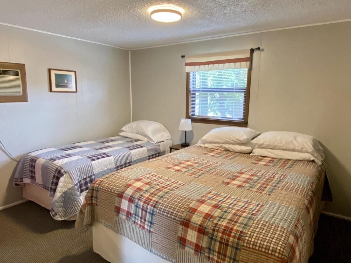 Betsie Riverside Resort Benzonia Екстериор снимка