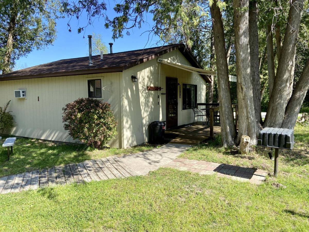 Betsie Riverside Resort Benzonia Екстериор снимка