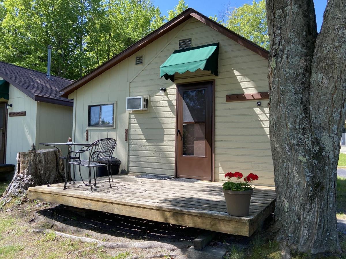Betsie Riverside Resort Benzonia Екстериор снимка