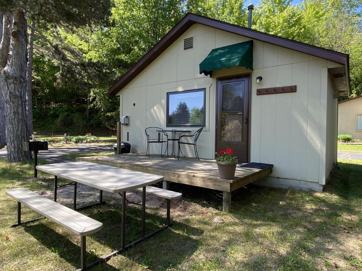 Betsie Riverside Resort Benzonia Екстериор снимка