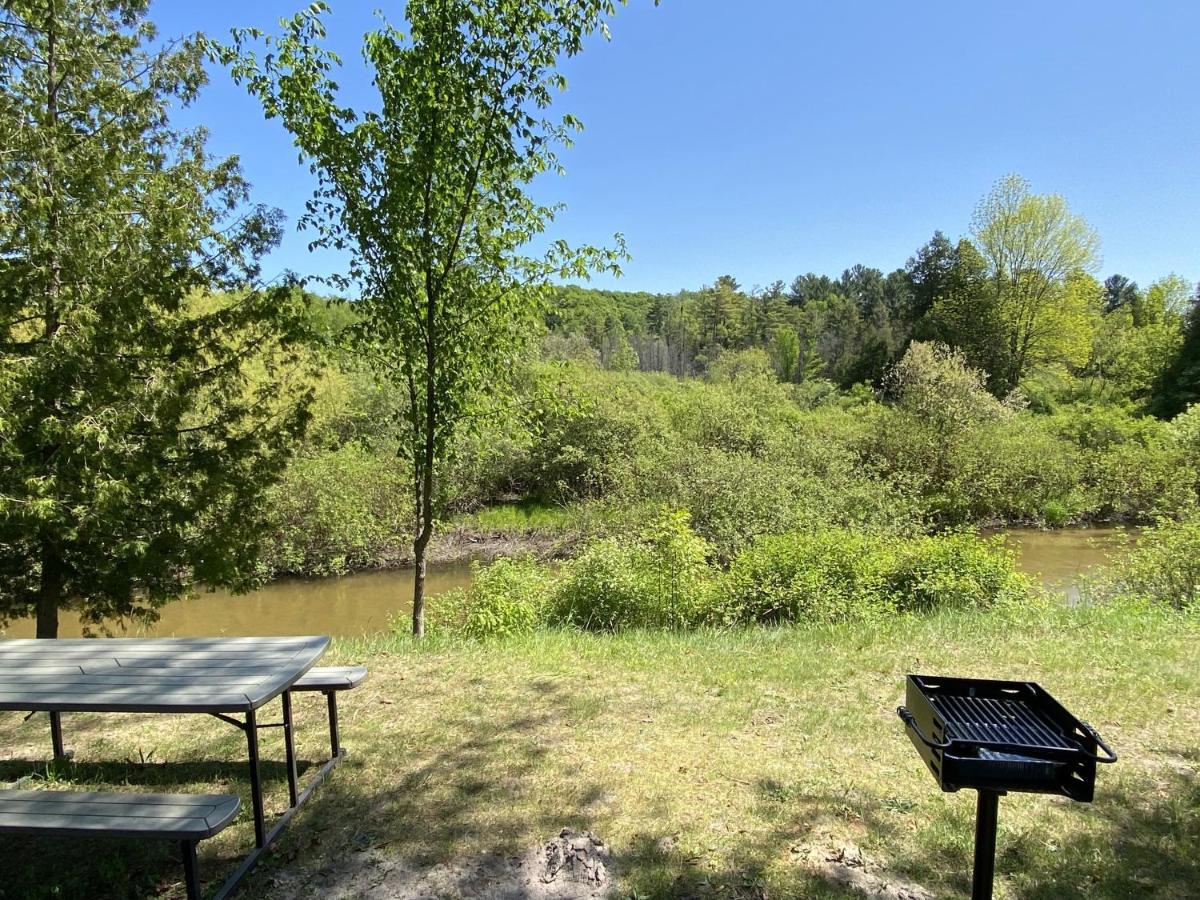 Betsie Riverside Resort Benzonia Екстериор снимка