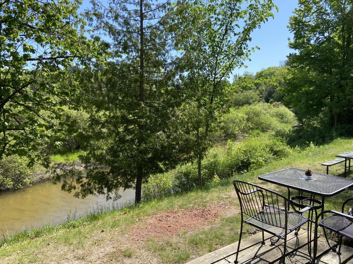 Betsie Riverside Resort Benzonia Екстериор снимка