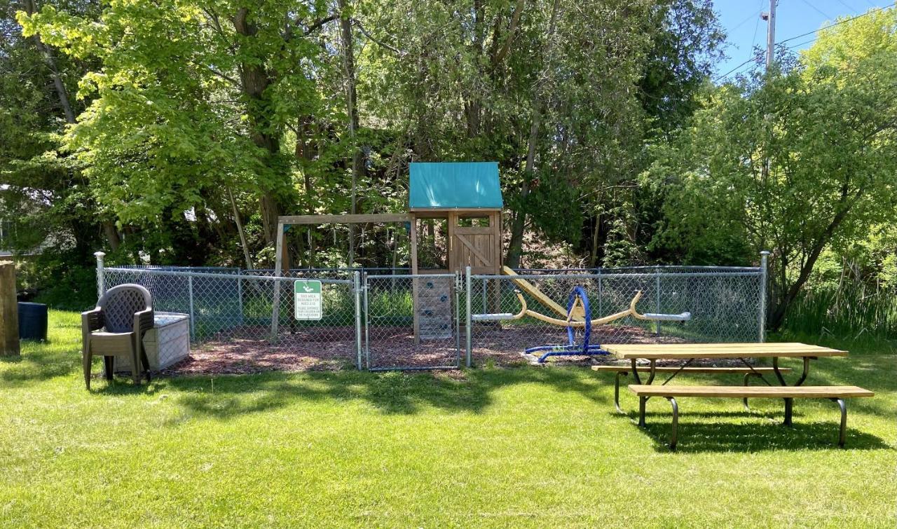 Betsie Riverside Resort Benzonia Екстериор снимка
