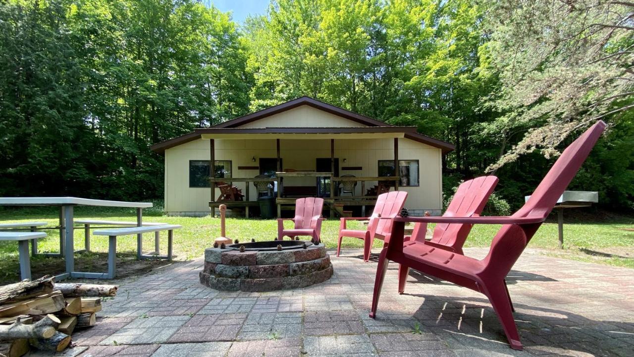 Betsie Riverside Resort Benzonia Екстериор снимка