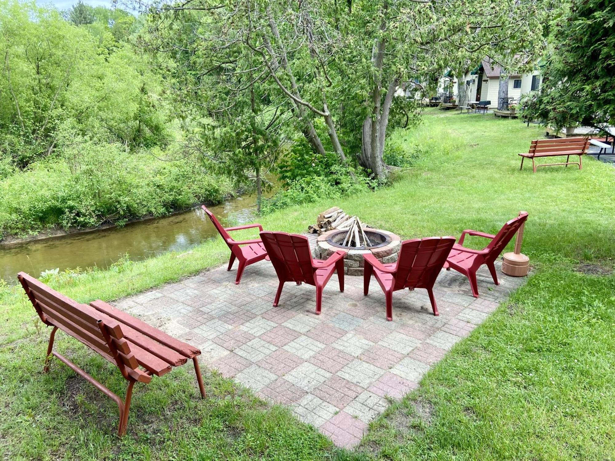 Betsie Riverside Resort Benzonia Екстериор снимка