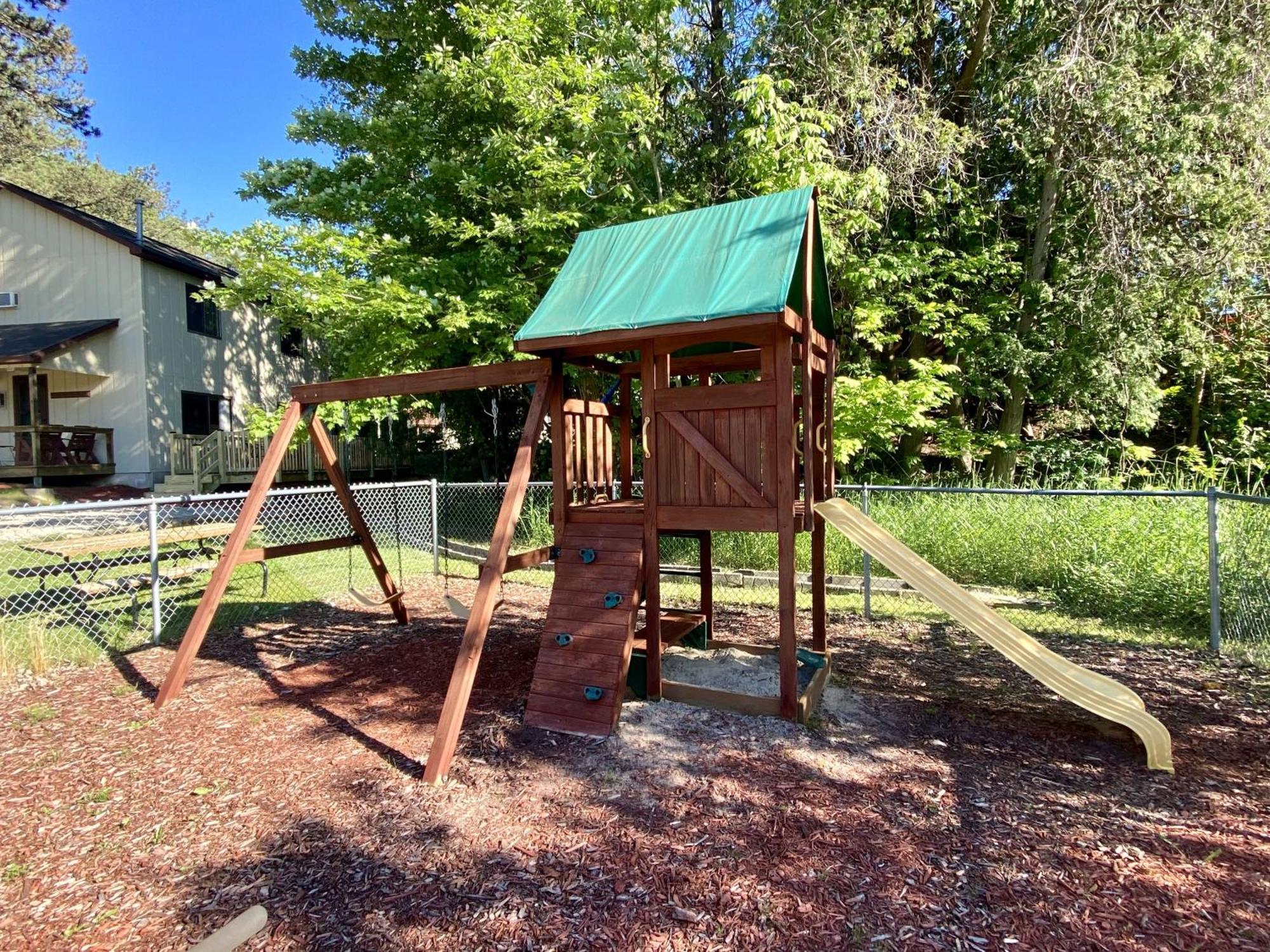 Betsie Riverside Resort Benzonia Екстериор снимка