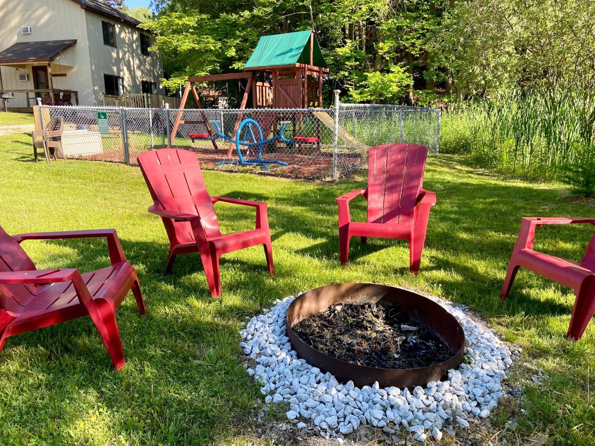 Betsie Riverside Resort Benzonia Екстериор снимка
