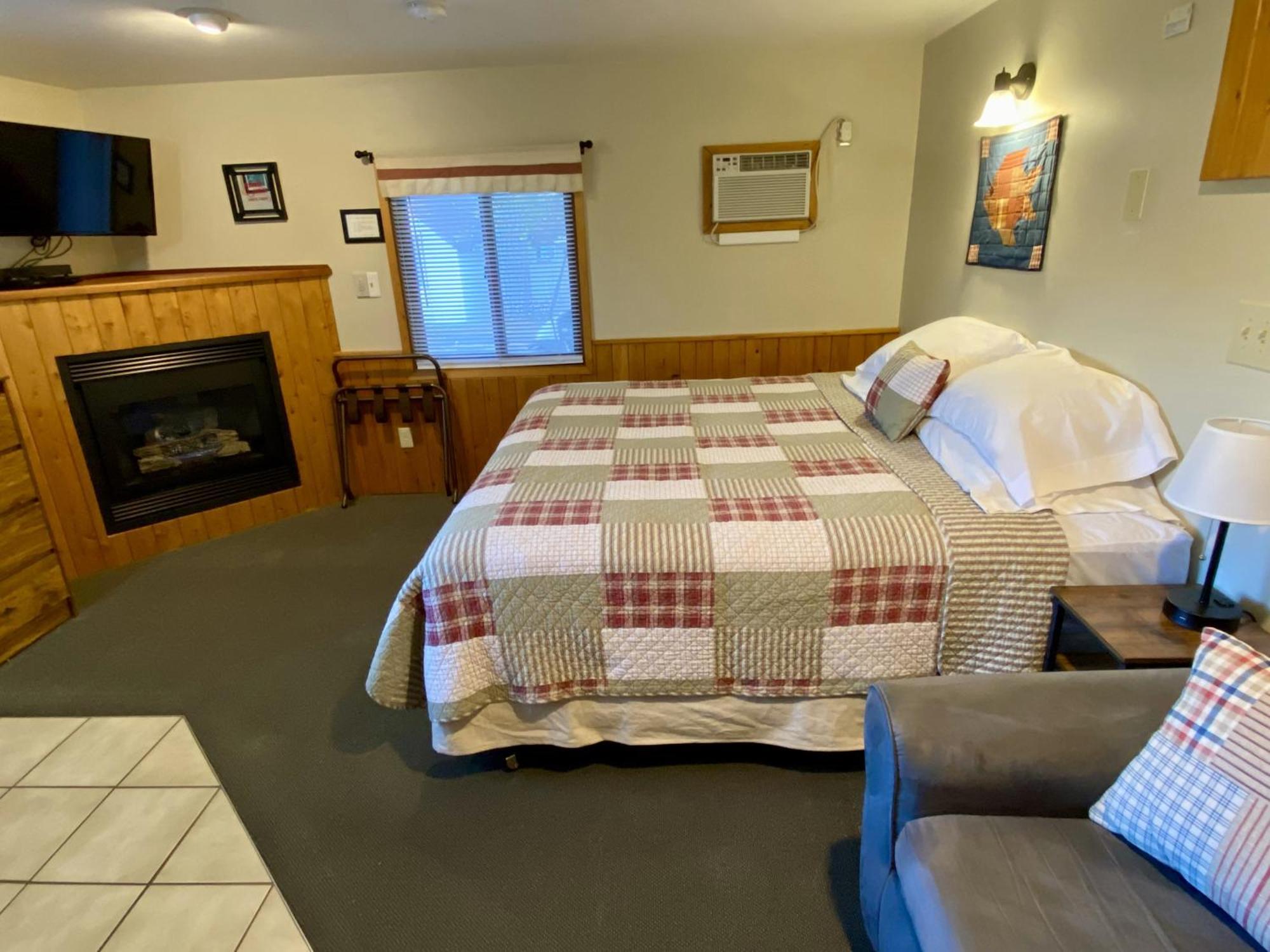 Betsie Riverside Resort Benzonia Екстериор снимка